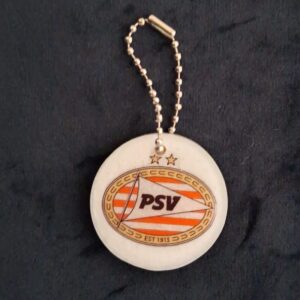 Witte sleutelhanger met PSV logo.